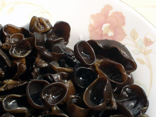 Экстракт черного гриба в порошке с 10% полисахаридами Растворимый в воде для регулирования уровня сахара в крови и гиполипидемической функциональной пищи